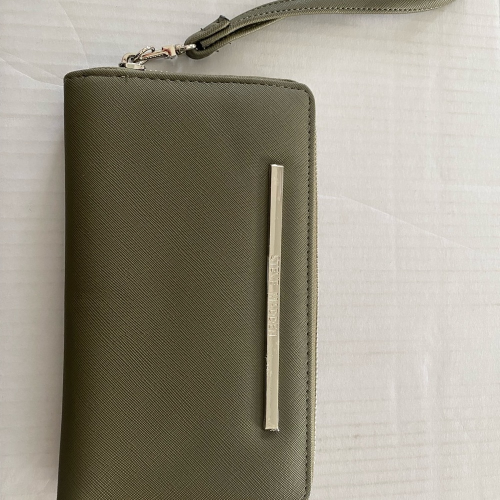 NWOT Steve Madden olive zipped clutch. 15+ interior pockets, never used.
